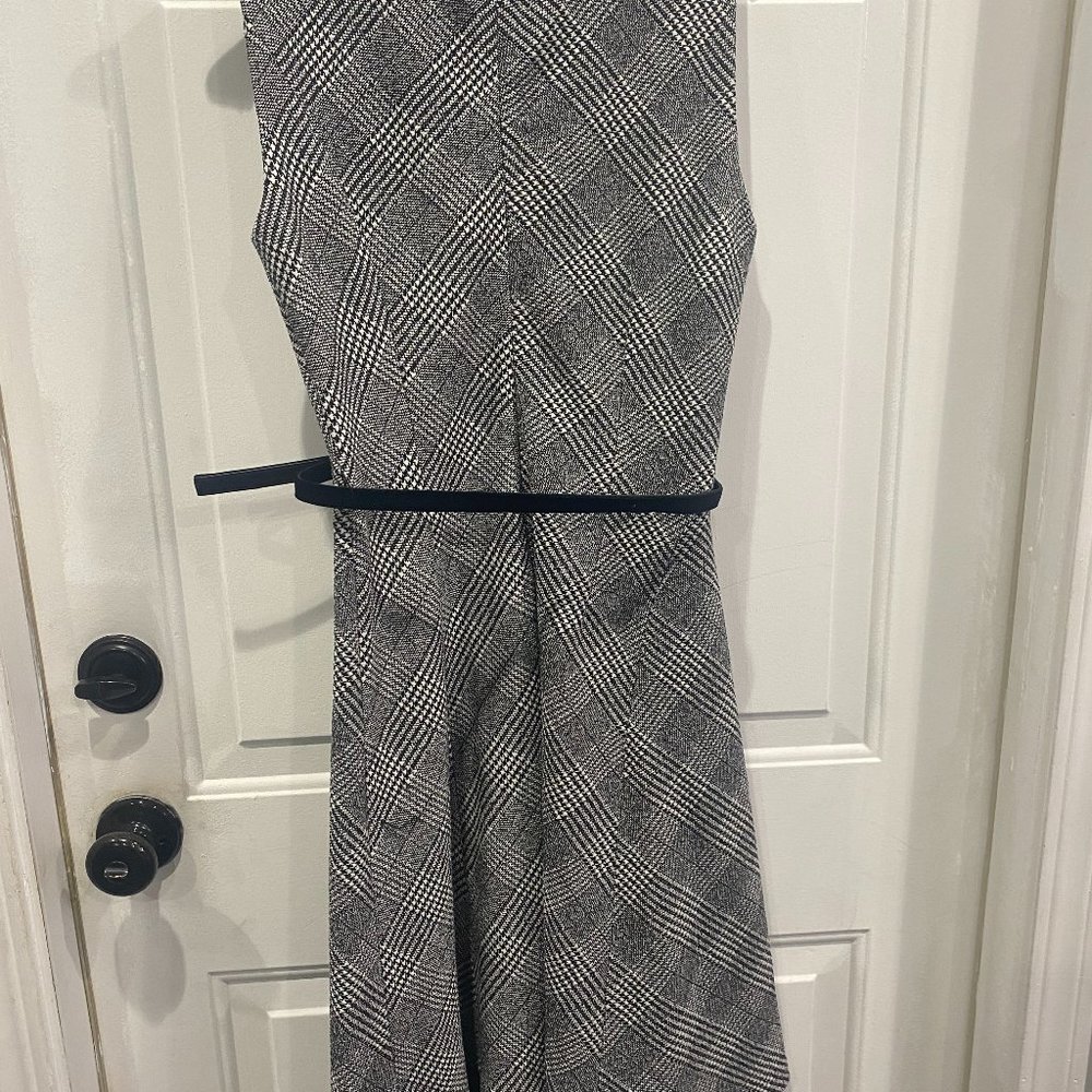 B&W DKNY Sleeveless Dress w/black belt (Size 8)